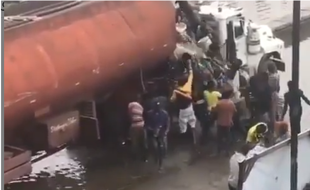 Video: Nigerians spotted scooping fuel from a tanker that spilled its content in Lagos