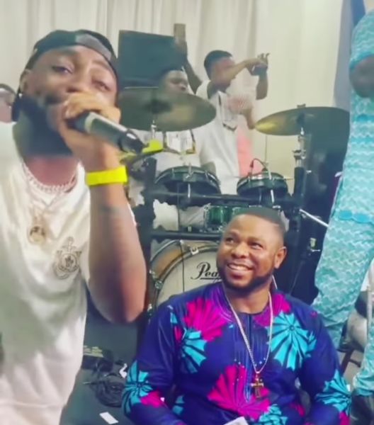Davido Joins Yinka Ayefele On Live Stage, Sprays Him 1 Million & Performs His Hit Song | WATCH