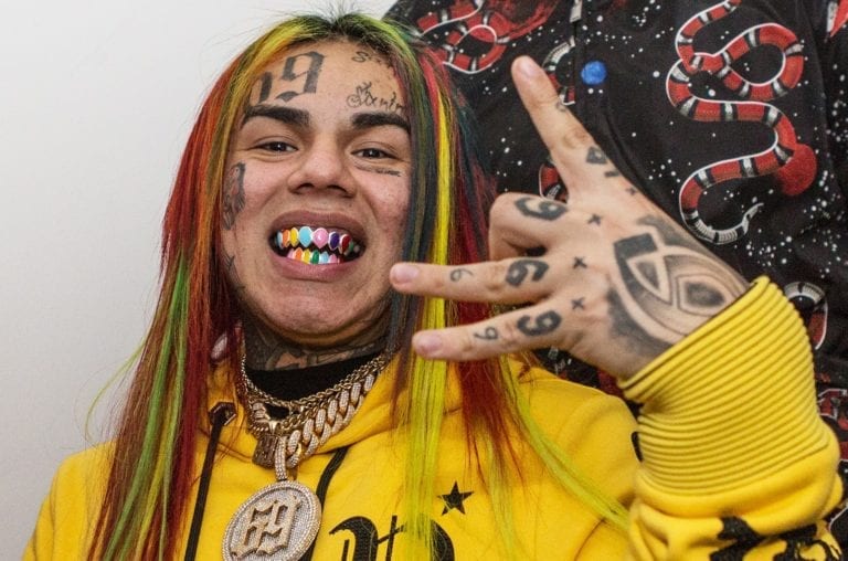 6ix9ine Explains Why He’s Not Giving His Homeless Dad Money, Calls Him A ‘Crackhead’